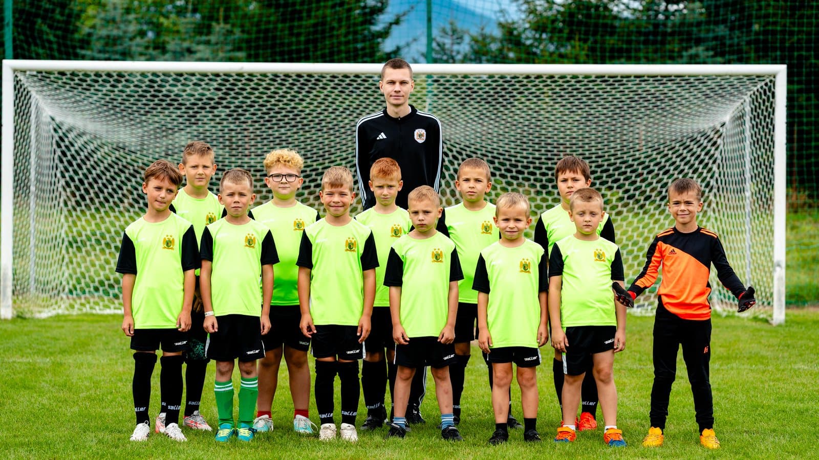 Drużyna Żaki KS Orzeł Mysłakowice z trenerem