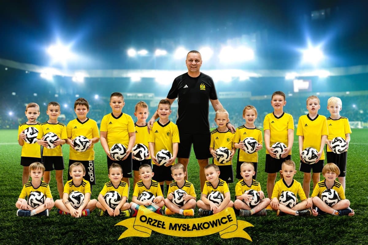 Grupa akademii KS Orzeł Mysłakowice z trenerem